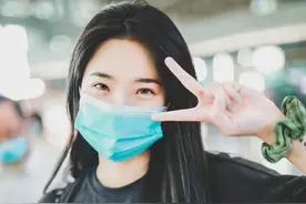 街拍：黄欣苑穿黑T恤配休闲短裤搭小白鞋，尽显萌萌可爱图片