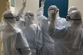 他第一次和新冠肺炎病人近距离接触，就是一场紧迫而危险的大抢救图片