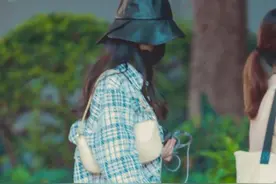 赵丽颖造型罕见翻车！骑行裤搭高靴“太吃腿”，优越腿型都糟蹋啦图片