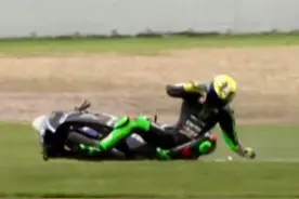 王一博被撞，肇事者胡通明笑称想泡王一博女粉丝图片