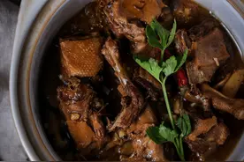 红烧鸭肉，鲜香入味，嚼起来很香，年节必备美味家常菜，做法简单图片