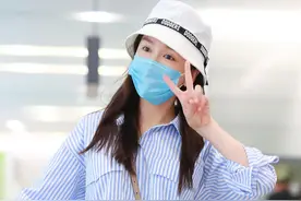 娄艺潇穿“男友衬衫”玩下衣失踪，秀美腿又秀腰线，身材比例好赞图片