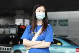 林允穿搭休闲现身机场，蓝色印花T+宽腿裤，随性穿搭出温婉气质图片