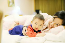 宝宝“抬头”也需要训练，不同月龄不同方法，让孩子发育更充分图片