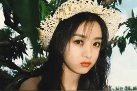 赵丽颖森系写真｜化身夏日精灵，小草帽+小花花+嘟嘟嘴图片