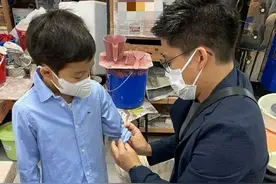 豪门也节俭！霍启刚带儿子参加兴趣班，穿百元平价鞋接地气图片