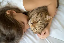 孩子起床后一个人玩，需不需要打扰他？图片