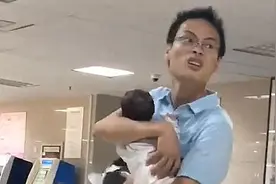 “慌张爸爸”意外走红，怀里孩子快被吓哭，网友：尿布快掉啦图片