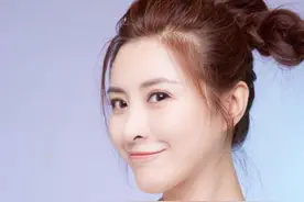 美女演员王雅捷，轿车被盗，行李箱弄丢，依然心很大图片