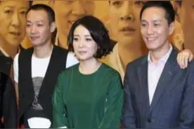 52岁陈小艺亮相活动，穿“白菜裙”俗气显廉价，塌肩驼背气质全无图片