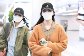 林允真会穿，走"奶奶风"路线袜子直接外穿，玩转时尚潮流图片