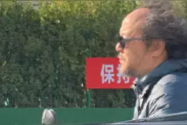 王菲前夫窦唯近照曝光！同一件衣服穿多次，骑电动车出行超接地气图片