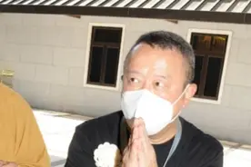 曾志伟携两子送别第二任妻子，目送棺木火化化青烟，全程神情哀伤图片