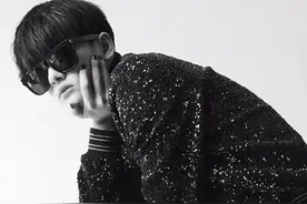 周震南暗黑系大片，身穿黑色碎钻西装搭配黑色指甲，独特的魅力图片