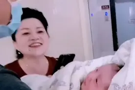 宝宝刚出生就认出爸爸，父子俩深情对视，网友：“上辈子”的缘分图片