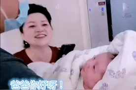 宝宝刚出生就认出爸爸，父子俩深情对视，网友：“上辈子”的缘分图片