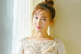 34岁甘婷婷依然“蜂腰翘臀”，穿"透视裙"秀曲线，天鹅颈更撩人！图片
