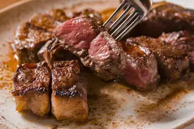 新鲜牛肉要40块钱1斤，为什么超市的牛排只卖10块钱？图片
