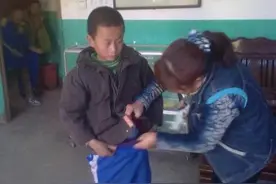 7岁男孩总穿破旧衣服，老师约见父母了解情况，发现爸爸一身名牌图片