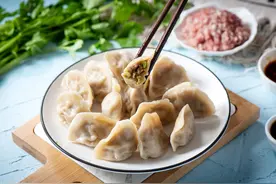 包饺子调肉馅时，这2味料必不可少，试试此做法，肉馅鲜嫩又多汁图片