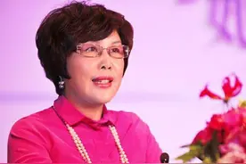 开拖拉机的农村女人，变身百亿女富豪后，买了百辆宝马车赠员工图片