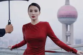 真被宋佳美到了！穿红色修身连衣裙配大红唇，不露腿也美得惊艳图片