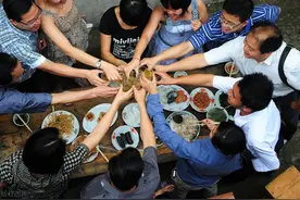 不建议糖尿病友饮酒，如果实在想喝酒，就来学学这些科学方法图片