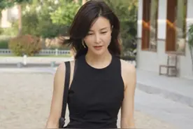 刘孜年轻了许多，穿小一号背心腰身还那么松，肌肤紧致能打一百分图片