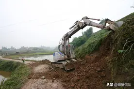以案说法：村里集资修水泥村道，强拆某村民家围墙，犯不犯罪？图片