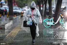 北京突降大雨，街上行人花式避雨塑料袋来“救场”图片