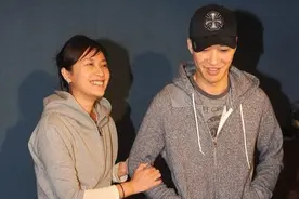 徐静蕾黄立行同框亮相，都穿灰色连帽卫衣秀恩爱，真让人羡慕不已图片