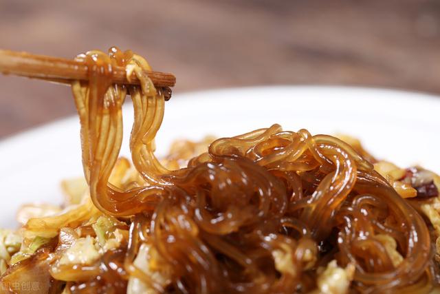 铁板水晶粉丝家常做法：香辣过瘾，劲道爽滑，味道比饭馆还好