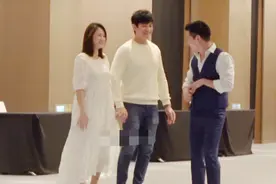 陈乔恩带男友回家见亲友！衣着宽松孕味浓，二人当众搂抱似连体婴图片