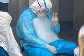 “抱冰救命”的画面，刷屏了图片