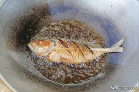 煎鱼时，为何总是粘锅和破皮？牢记3个窍门，保证不粘锅，不破皮图片