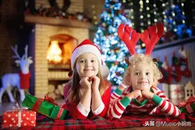 圣诞节来看他们是怎么弹钢琴的吧，真会玩图片