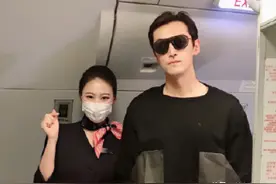 胡歌被空姐偶遇，盘点与空姐合影的明星们，吴彦祖才是神仙颜值图片