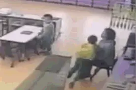 广东一幼师用力推搡拉扯一幼儿4分钟：已被开除 教育局介入图片