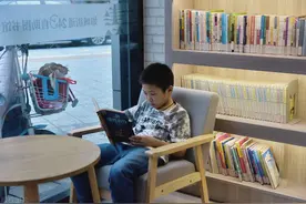 哈佛前校长给孩子的忠告：课外阅读才是拉开孩子成绩的关键图片