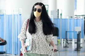 街拍：范冰冰穿花衬衫配绿短裙搭时尚凉鞋，尽显甜美可爱图片