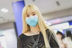 鬼马个性的透视T恤+工装裤，钟欣机场造型甜辣帅气图片