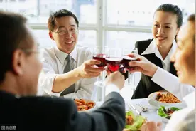 上海同学聚会坐角落没人理，饭桌上我接个电话，同学都跑过来巴结图片