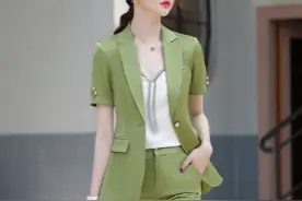 穿上这些夏季短袖女款西装，增加气场的同时变得又美又帅图片