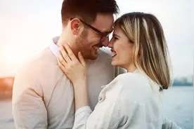 情侣在亲吻的时候，有这些情不自禁的动作，是真爱了图片