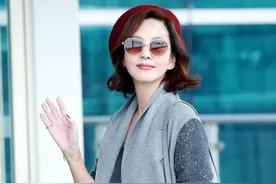 金南珠不愧是“韩国陈数”，穿一身灰色再戴酒红色贝雷帽，太美了图片