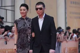 徐帆随冯小刚走红毯，穿旗袍裙衬曼妙身材，盘“贵妇头”更显气质图片