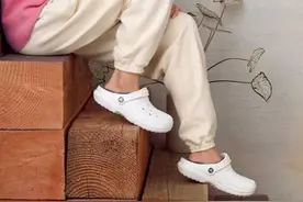 小白鞋根本不算什么，“洞洞鞋”才是高阶时尚，连杨幂都爱穿图片