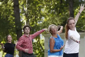 炎夏与热舞更配！俄罗斯民众开跳广场拉丁舞，让我们一起嗨起来图片