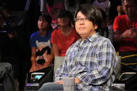 音乐人袁惟仁中风2年，长发灰白靠轮椅出行，18岁儿卖衣求生计图片