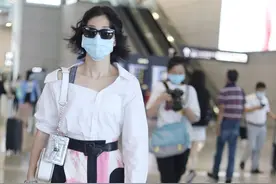 Yamy白色衬衫+印花裙裤+BVLGARI包袋+黑色短靴时髦图片